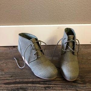 New size 7.5 green wedges